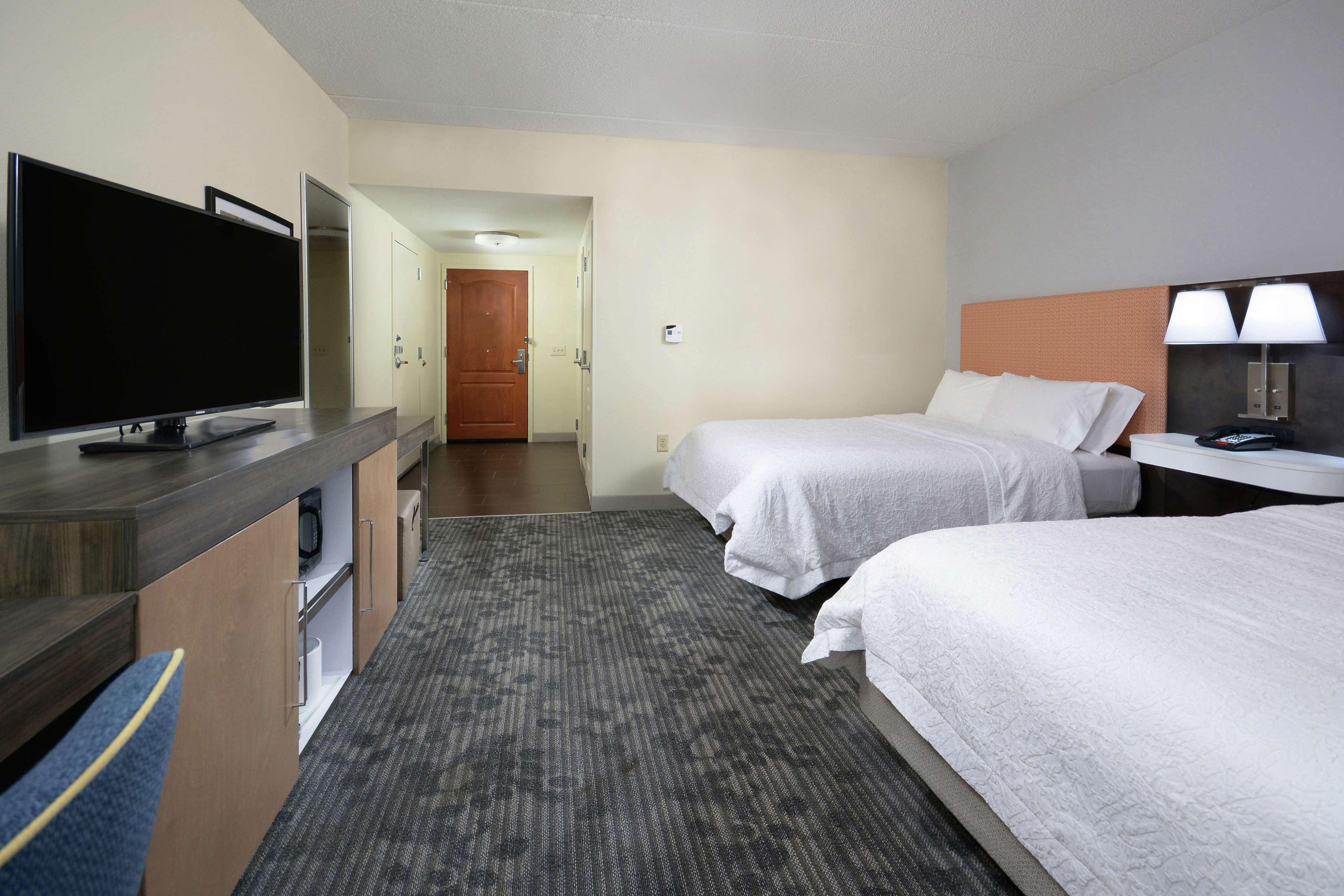 Hampton Inn & Suites Clinton Exterior photo